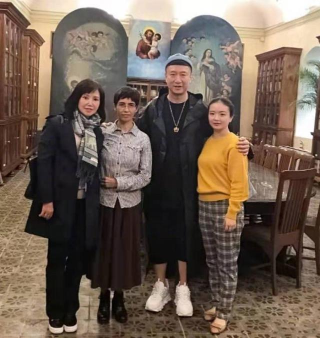 孙红雷纪念与妻子的初见,随后王骏迪也留言评论,真是一大口狗粮