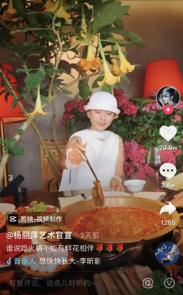 杨丽萍晒美食被围攻,戚薇打抱不平态度很刚:女人不是生育的工具