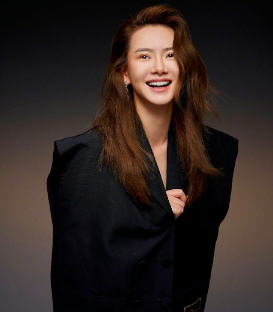 杨丽萍晒美食被围攻,戚薇打抱不平态度很刚:女人不是生育的工具