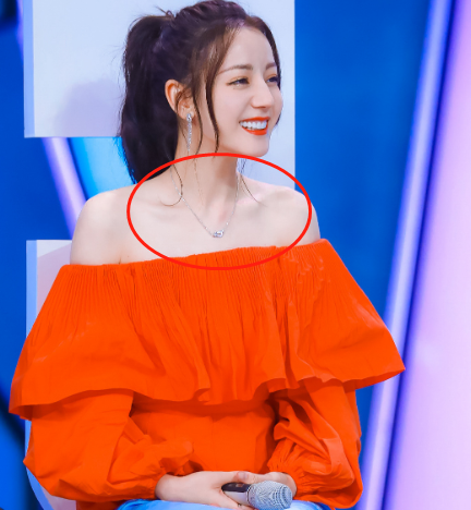 迪丽热巴戴“钻石项链”被批炫富,可得知价格后,网友纷纷道歉了