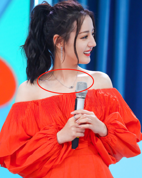 迪丽热巴戴“钻石项链”被批炫富,可得知价格后,网友纷纷道歉了