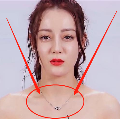 迪丽热巴戴“钻石项链”被批炫富,可得知价格后,网友纷纷道歉了