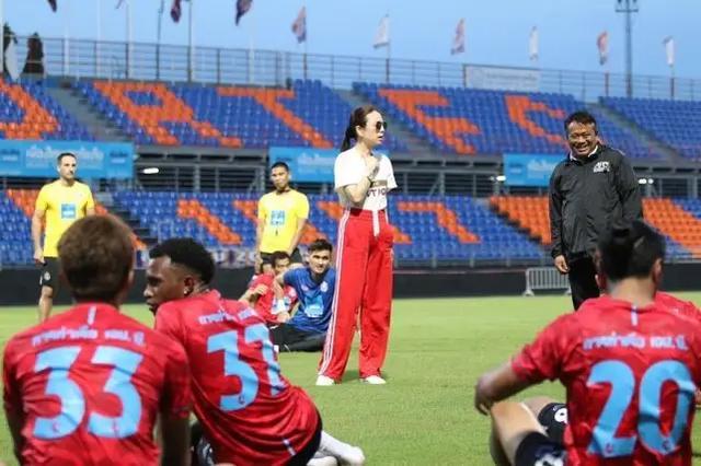 泰国富婆54岁素颜像少女,靠球场上大哭美出名,曾多次被泰王召见