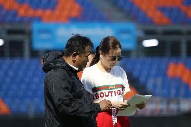 泰国富婆54岁素颜像少女,靠球场上大哭美出名,曾多次被泰王召见