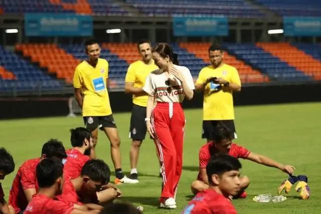 泰国富婆54岁素颜像少女,靠球场上大哭美出名,曾多次被泰王召见