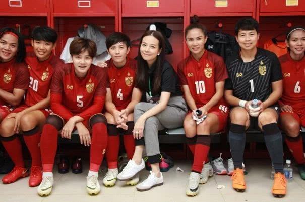 泰国富婆54岁素颜像少女,靠球场上大哭美出名,曾多次被泰王召见