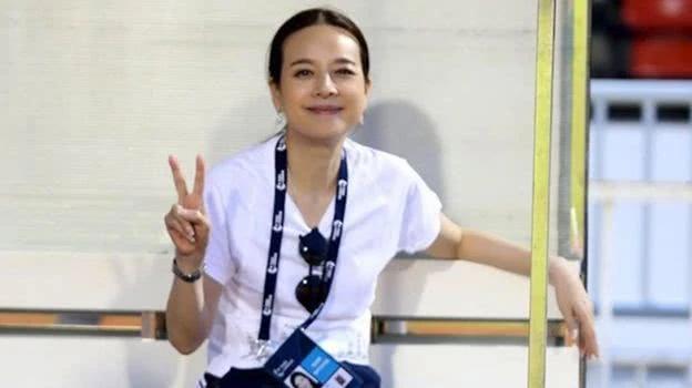 泰国富婆54岁素颜像少女,靠球场上大哭美出名,曾多次被泰王召见