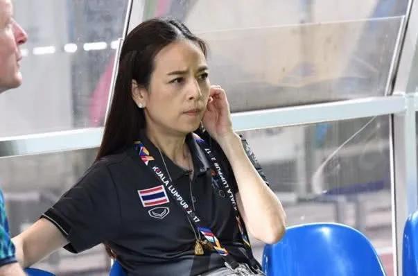 泰国富婆54岁素颜像少女,靠球场上大哭美出名,曾多次被泰王召见