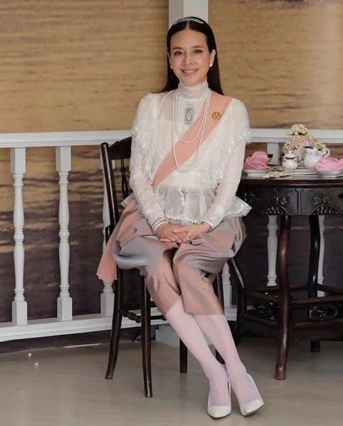 泰国富婆54岁素颜像少女,靠球场上大哭美出名,曾多次被泰王召见