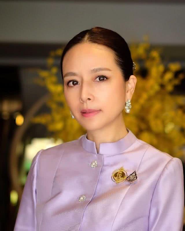 泰国富婆54岁素颜像少女,靠球场上大哭美出名,曾多次被泰王召见