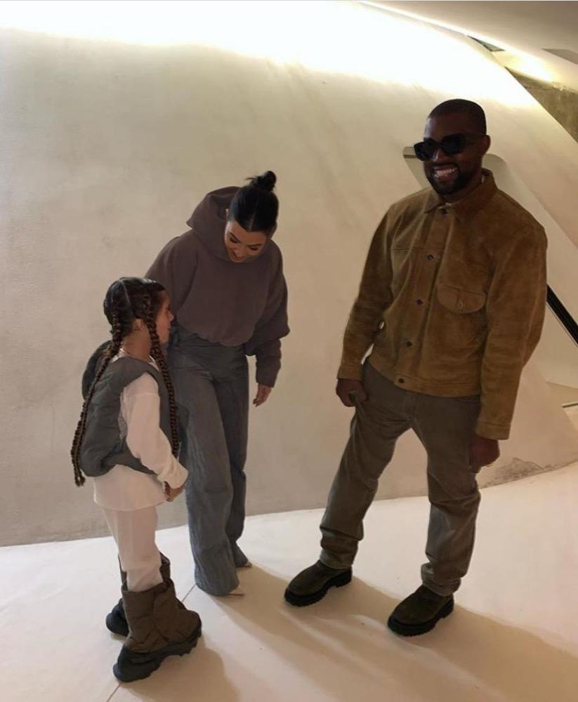 金·卡戴珊为老公43岁庆生,侃爷戴生日帽面无笑容,家人助阵帮挽回婚姻