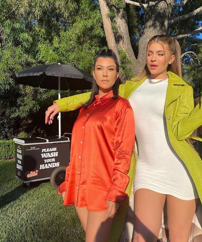 金·卡戴珊为老公43岁庆生,侃爷戴生日帽面无笑容,家人助阵帮挽回婚姻