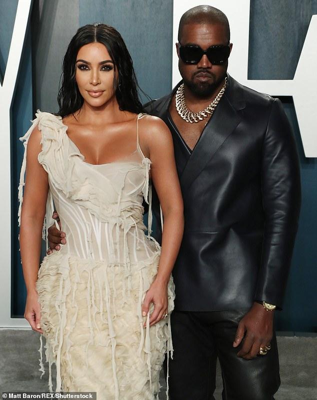 金·卡戴珊为老公43岁庆生,侃爷戴生日帽面无笑容,家人助阵帮挽回婚姻