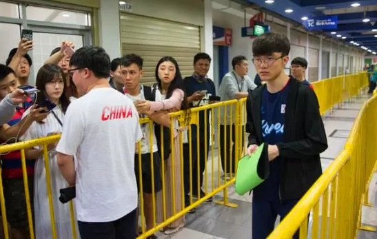 UZI和Faker擦肩而过,一边粉丝围绕,一边空无一人