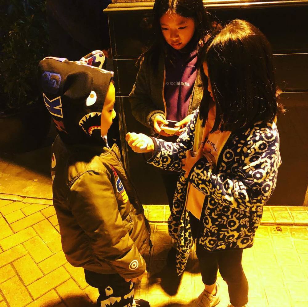 谢天华陈小春夫妇带孩子开烧烤派对 小小春眼神直勾勾看着美食