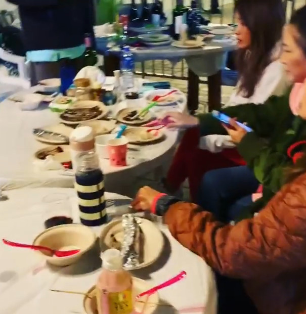 谢天华陈小春夫妇带孩子开烧烤派对 小小春眼神直勾勾看着美食