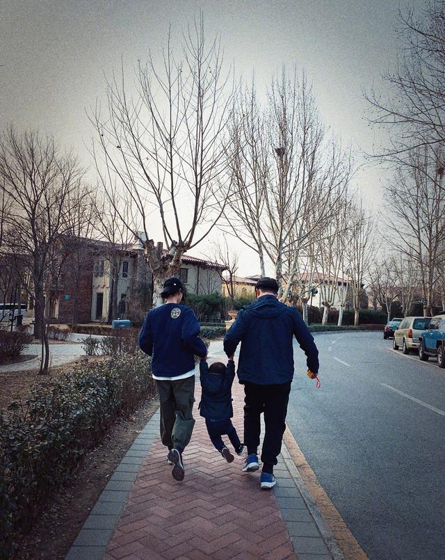 黄磊罕见晒三胎儿子,弟弟在手臂上涂鸦,被爸爸吐槽是“熊孩子”