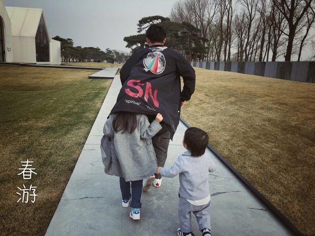 黄磊罕见晒三胎儿子,弟弟在手臂上涂鸦,被爸爸吐槽是“熊孩子”