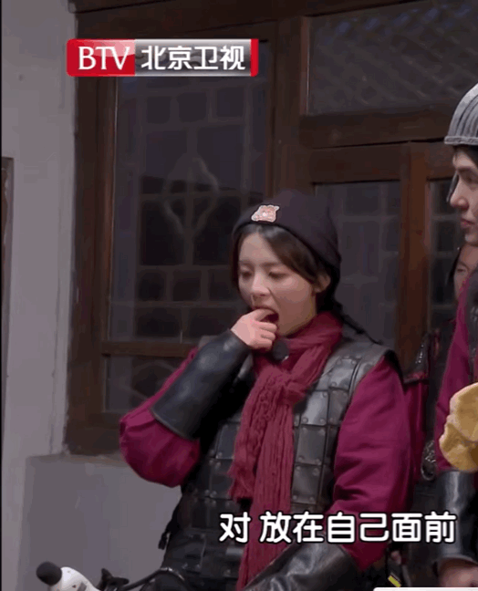 杨超越回应闻袜子,直言仙女的脚不会臭:比有些人的脑子和嘴干净