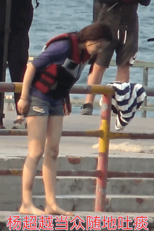 杨超越回应闻袜子,直言仙女的脚不会臭:比有些人的脑子和嘴干净