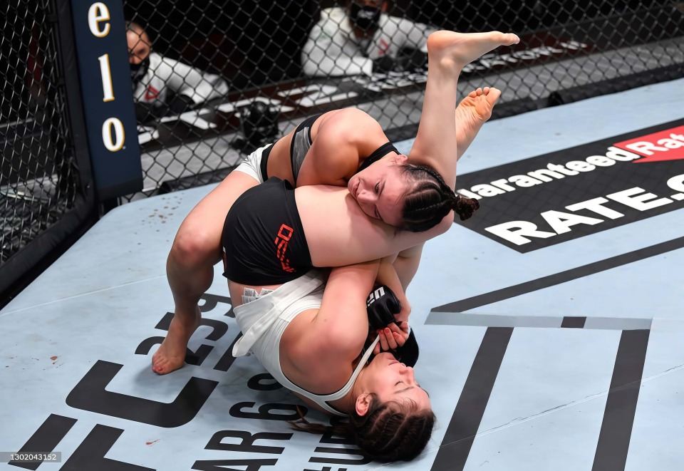 UFC史上最惨烈的KO,被击晕后再被裸绞,昏迷时仍睁着眼