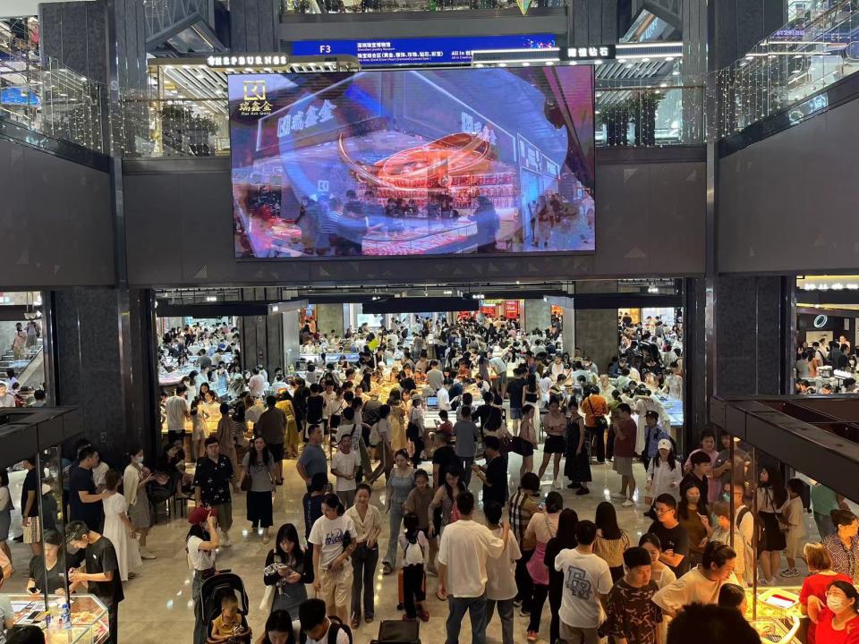 【转】甘当“大冤种”!金价跳水挡不住囤金热,深圳水贝人挤人