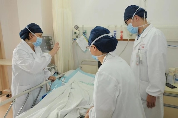 【花姿】【转】揭秘狂犬病发病过程,专家:还没见过确诊后活下来的