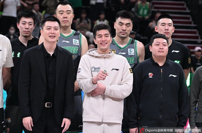 韩德君17分辽宁胜广州 郭艾伦领取冠军戒指