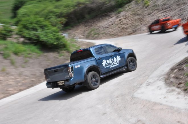 【萌喵】【转】皮卡也可以如此好开 试驾江西五十铃全新D-MAX V-CROSS