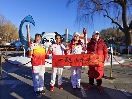 北京大爷刘超英:举着“祥云”跑了百场马拉松