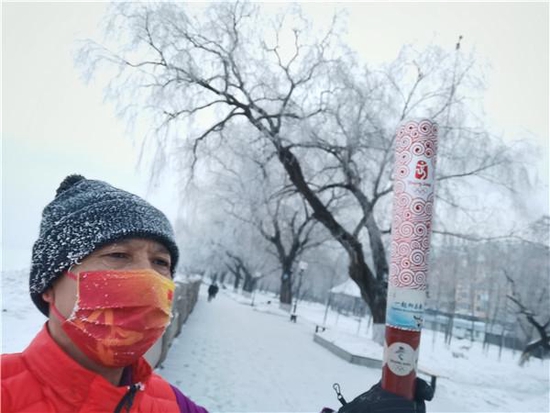 北京大爷刘超英:举着“祥云”跑了百场马拉松