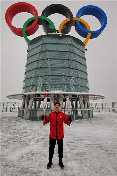 北京大爷刘超英:举着“祥云”跑了百场马拉松