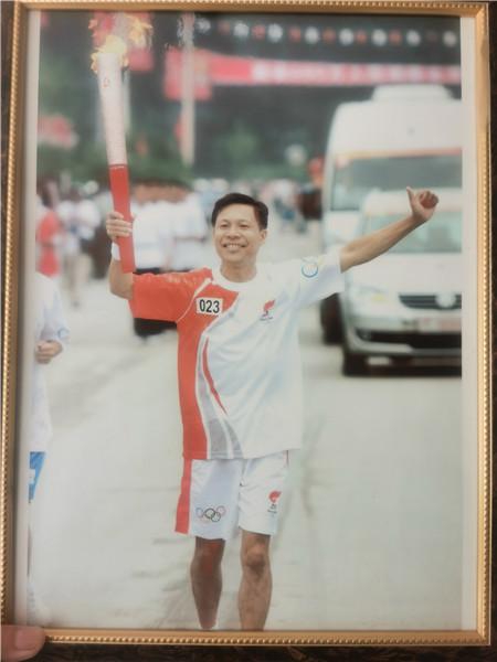 北京大爷刘超英:举着“祥云”跑了百场马拉松