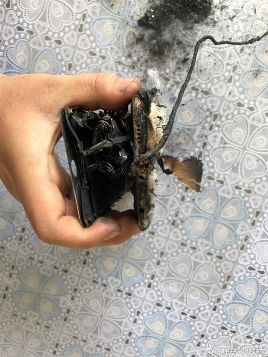 微博用户控诉iPhone起火烧毁居室 或因充电引起事故