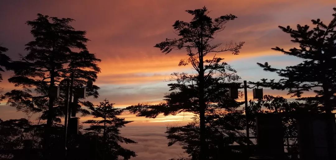 【转】初秋瓦屋山:邂逅日出和云海,感受无处安放的小激动~