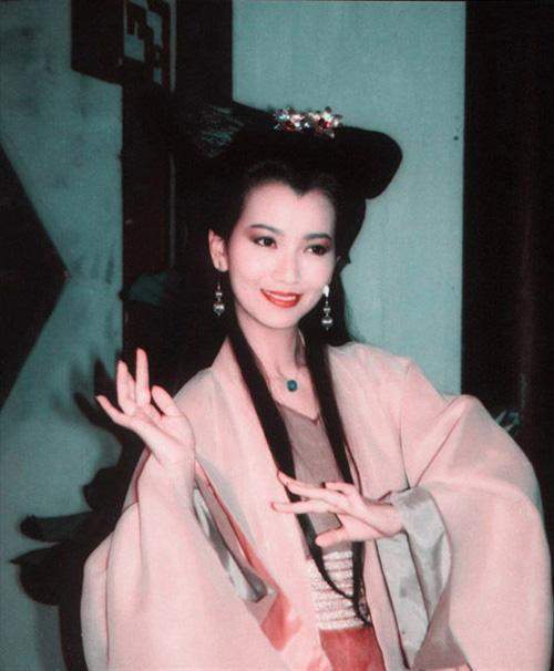 赵雅芝夫妇现身十指紧扣不放, 再看刘晓庆夫妇 网友: 落差真大