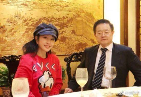 赵雅芝夫妇现身十指紧扣不放, 再看刘晓庆夫妇 网友: 落差真大
