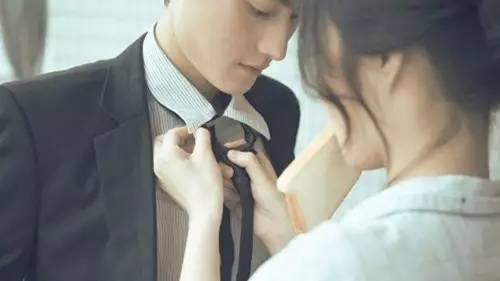 老婆说:你敢晚上不回来,我就开着大门睡觉,结果...
