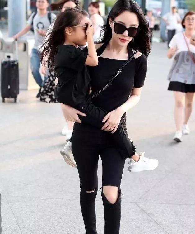 李小璐妈妈现身访谈,盛赞贾乃亮,却这样评价李小璐?