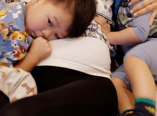 胡杏儿晒七月孕肚,兄弟俩粘着妈妈似争宠,母子四人另类同框超暖心