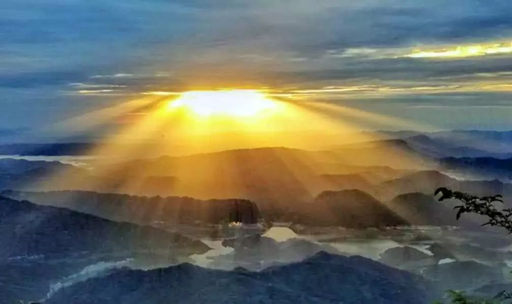 【转】初秋瓦屋山:邂逅日出和云海,感受无处安放的小激动~