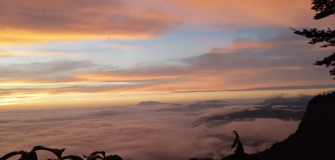 【转】初秋瓦屋山:邂逅日出和云海,感受无处安放的小激动~