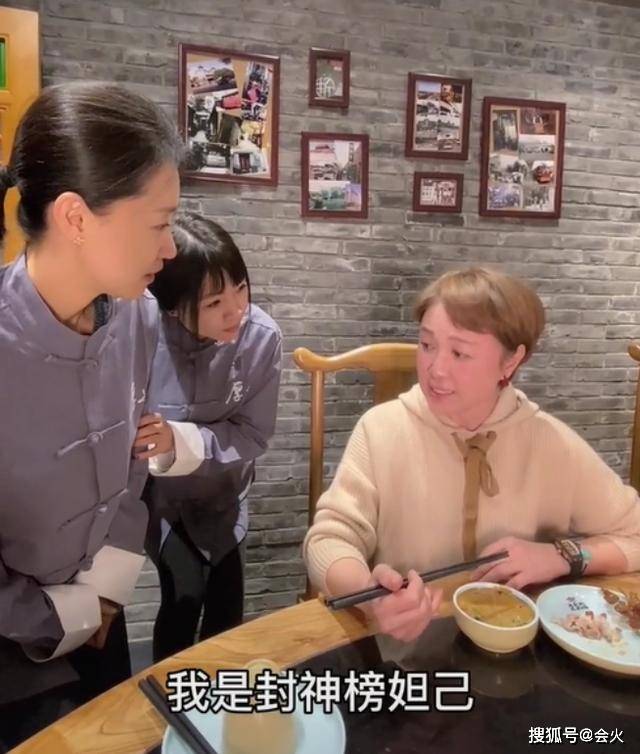 57岁傅艺伟晒千万豪宅,近照崩坏被认成马丽,和多人聚餐引公愤