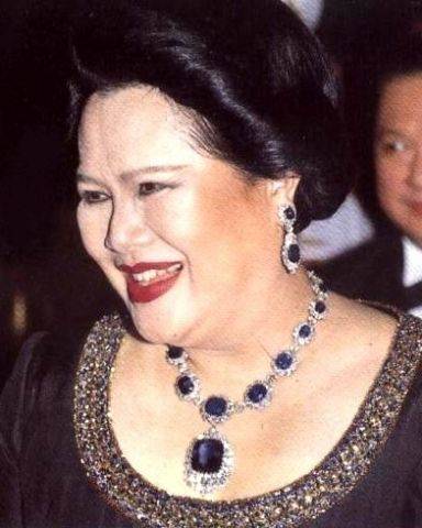 泰王新晋宠妃神似诗丽吉太后?难怪能上位,可惜整容过度脸都肿了