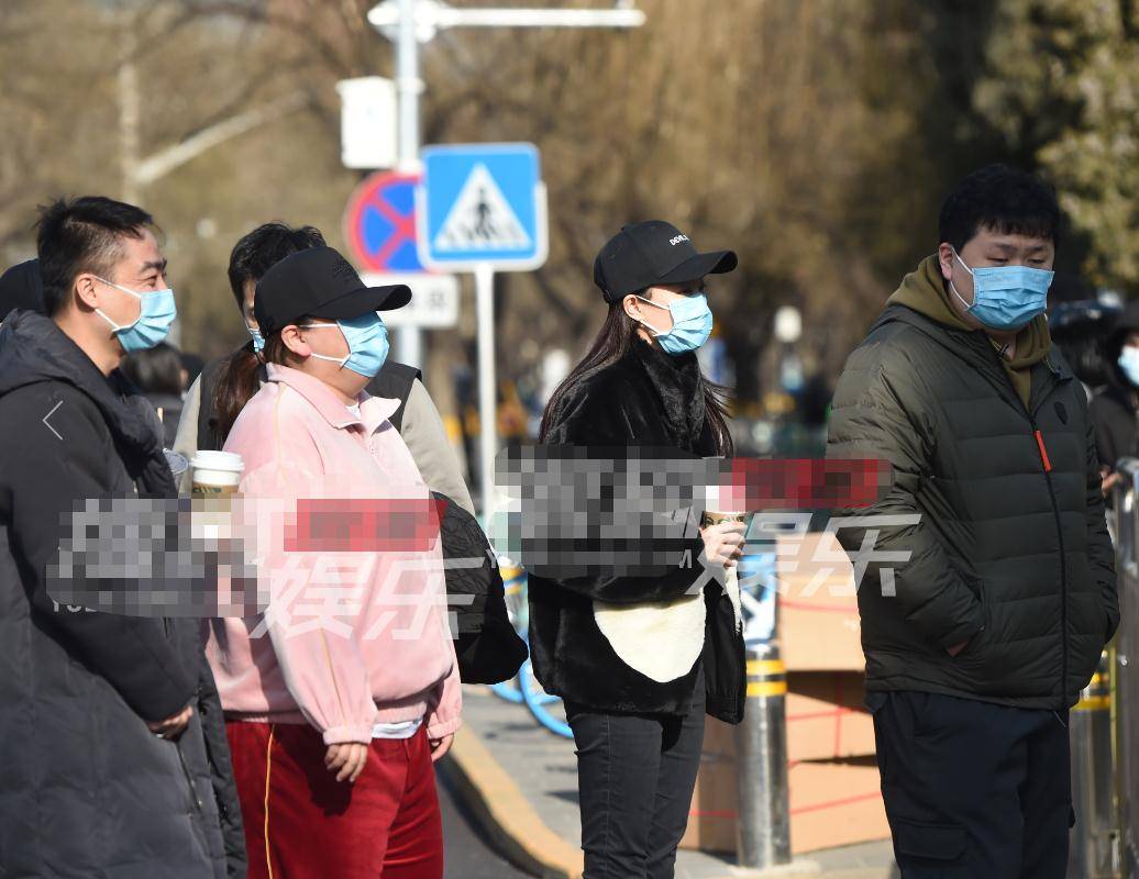 贾玲张小斐现身央视春晚彩排,贾玲有她两个宽,大肚隆起似怀胎十月