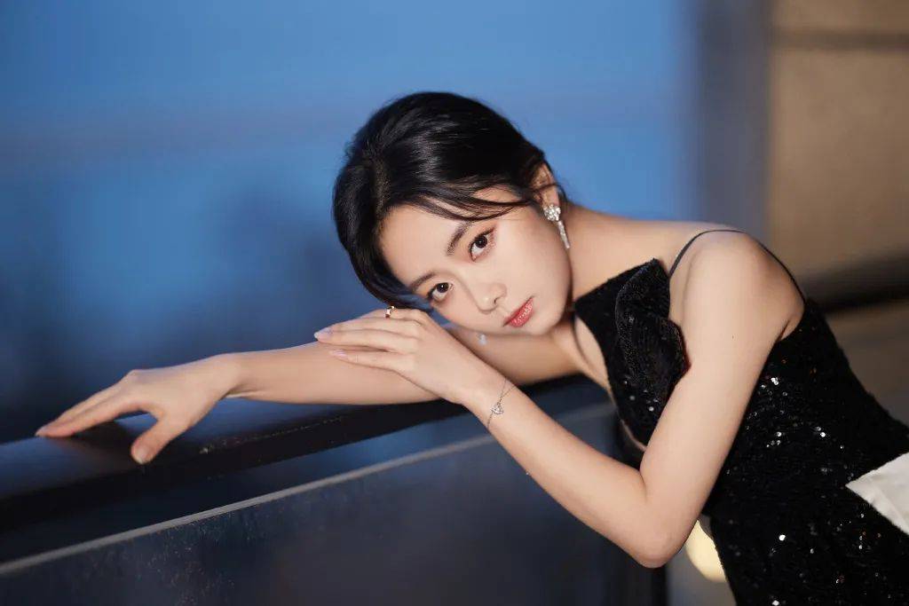 一张藏年龄的娃娃脸 不作妖有演技 谭松韵值得赞美!