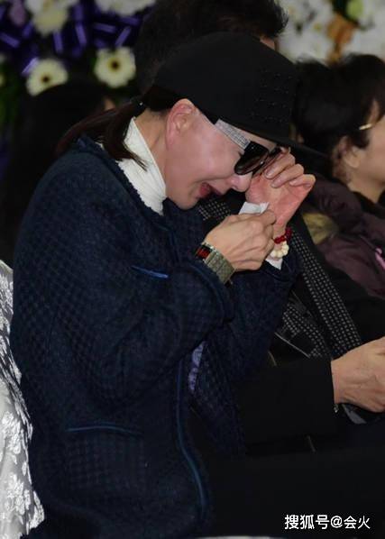 72岁夏台凤满头白发,练空中瑜伽身材紧致,二婚嫁小25岁老公
