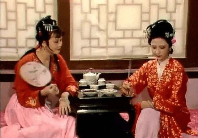 《红楼梦》中尤二姐究竟是怎么被逼死的,我没看懂,求教?