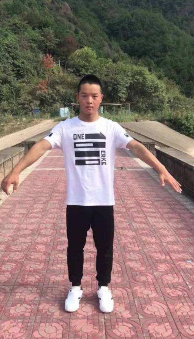 他曾出演《西游降魔篇》,周星驰一部剧给他两个角色,可他还是不火