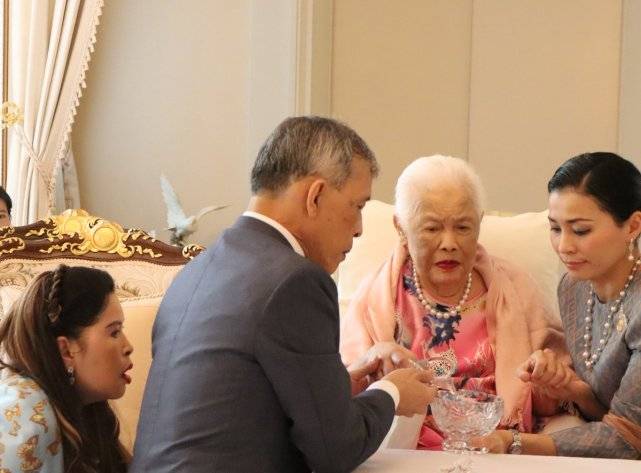 泰王新晋宠妃神似诗丽吉太后?难怪能上位,可惜整容过度脸都肿了